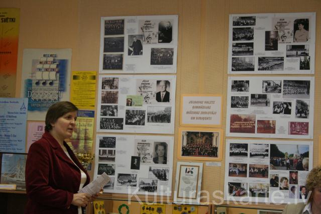 2011.g. Lasījumu dalībniekus ar jauno izstādi iepazīstina bibliotekāre Laima Ozoliņa